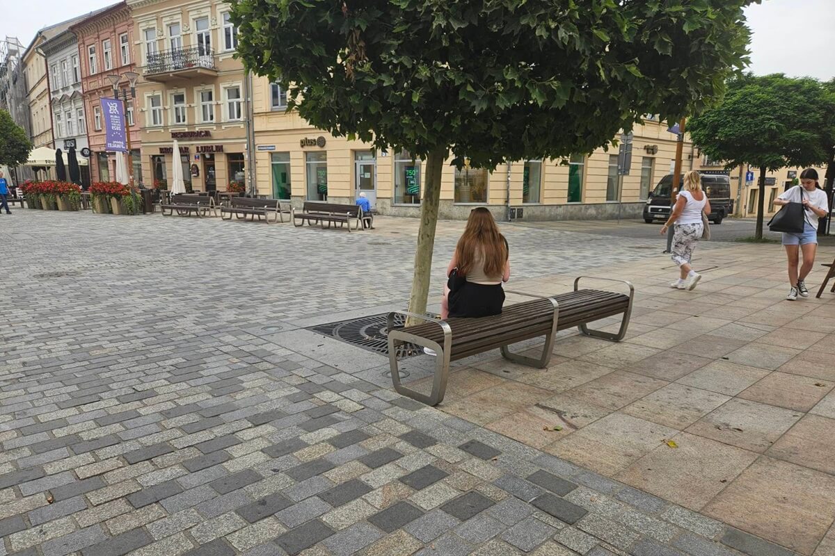 Brak jednej ławki na deptaku