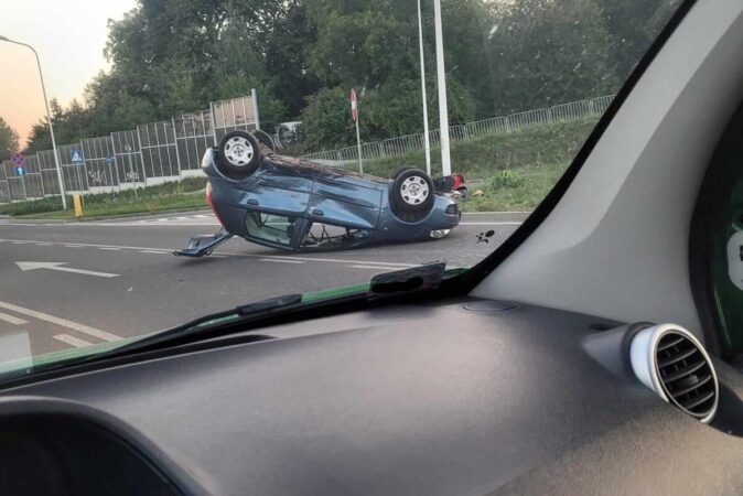 Fiat dachował po zderzeniu z mitsubishi na rondzie z pniakiem