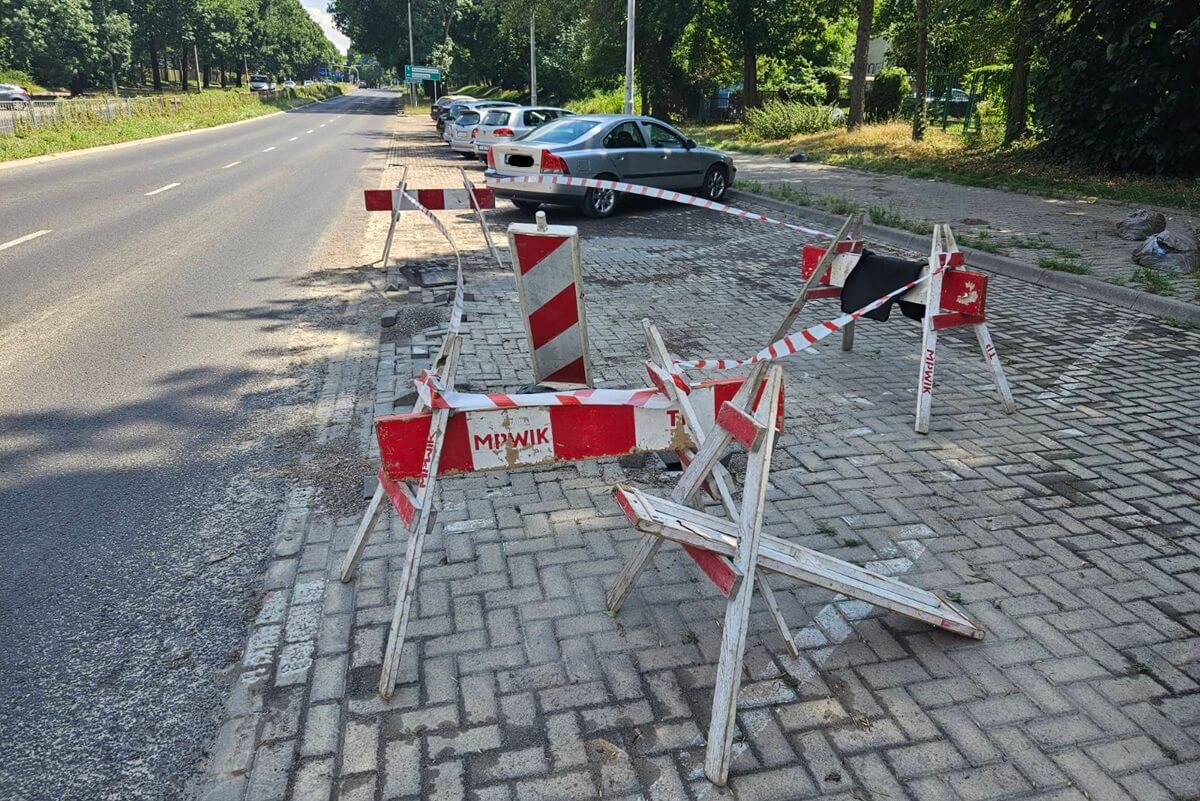 Miejsca postojowe na al. Andersa po zalaniu ulicy