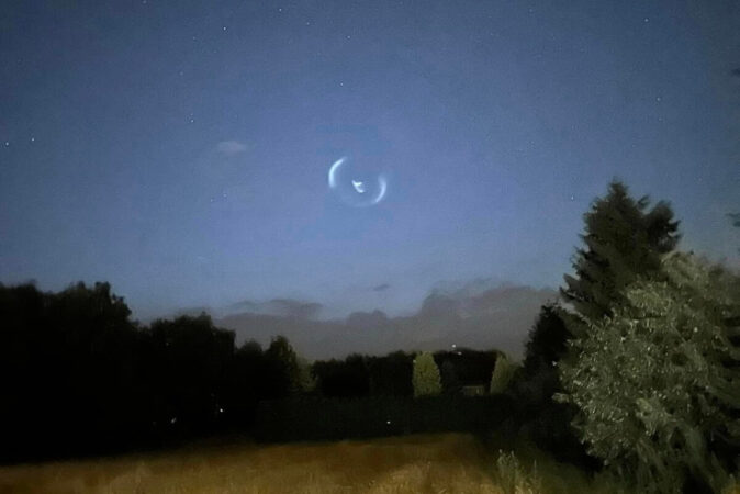Obiekt ze świetlistą aureolą widziany na nocnym niebie