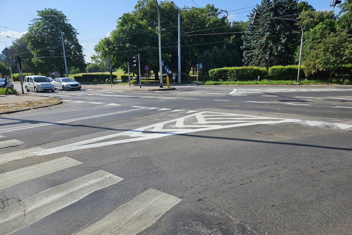 Odświeżone oznakowanie poziome na skrzyżowaniu Głęboka - Sowińskiego