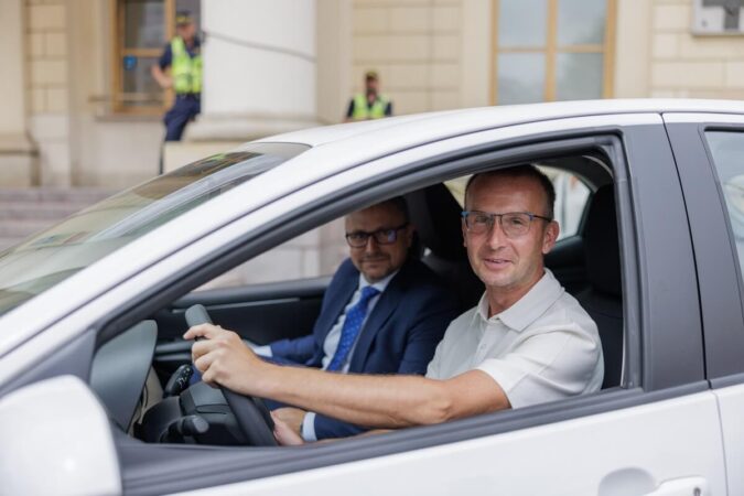 Pan Marcin odebrał samochód wygrany w loterii Rozlicz PIT w Lublinie