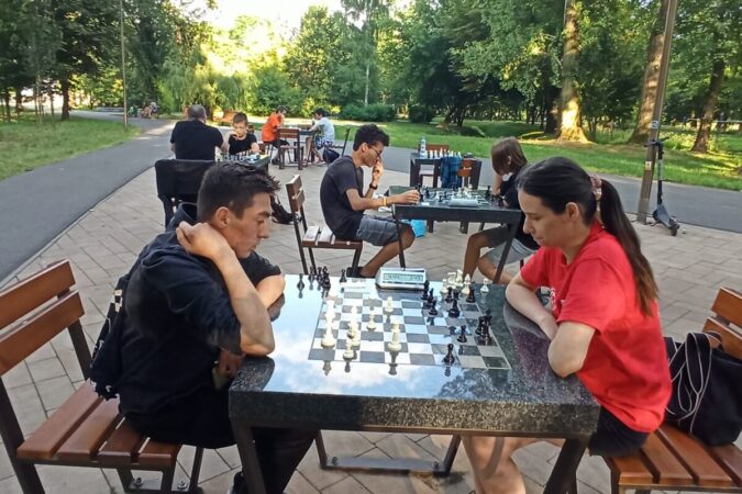 Plenerowe spotkania szachowe w Parku Ludowym