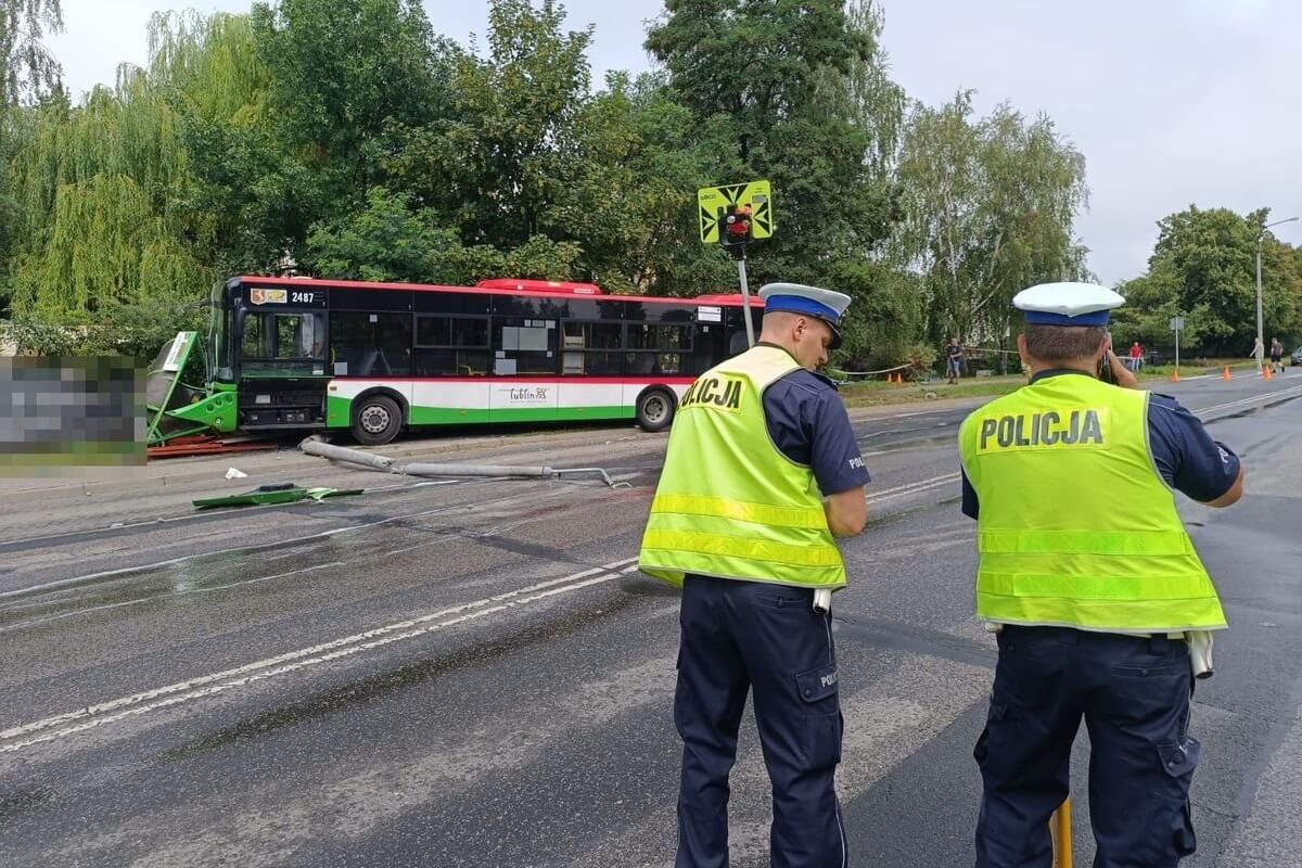 Policjanci pracujący na miejscu wypadku na ul. Romera