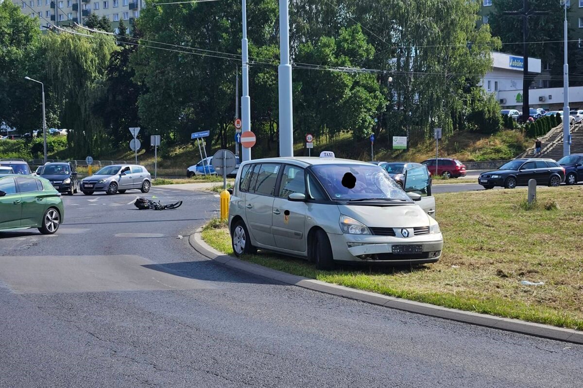 Rowerzysta potrącony przez taksówkarza na rondzie Berbeckiego