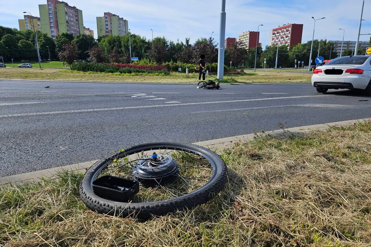 Rowerzysta potrącony przez taksówkarza na rondzie Berbeckiego