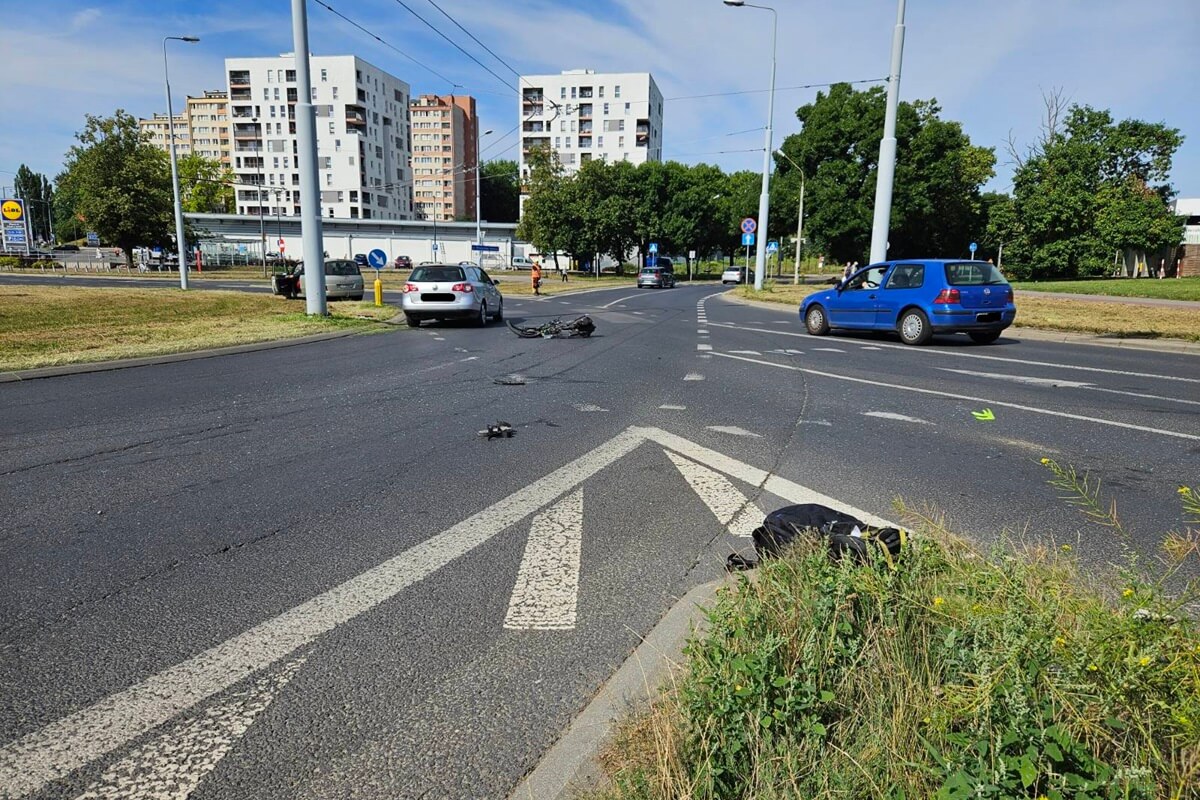 Rowerzysta potrącony przez taksówkarza na rondzie Berbeckiego