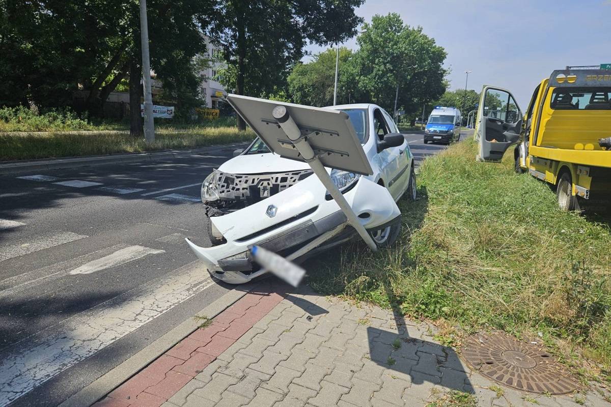 Renault uderzył w znak przed przejściem dla pieszych na al. Andersa