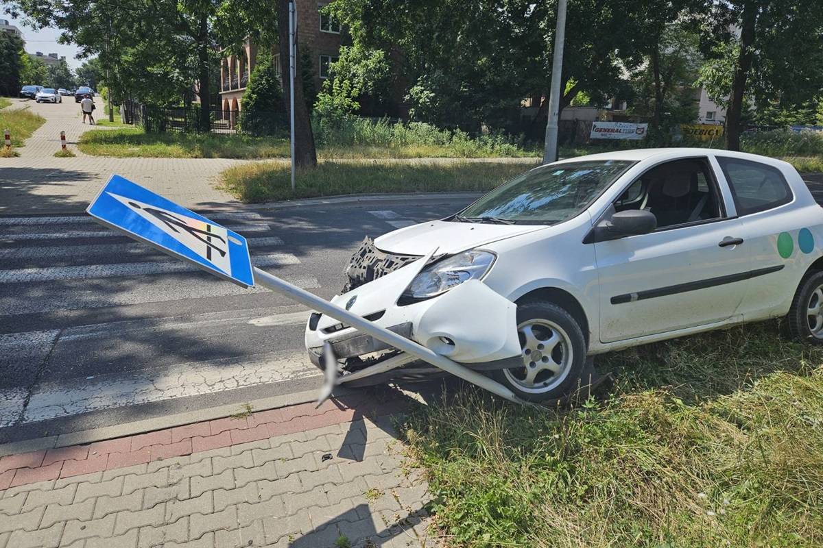 Renault uderzył w znak przed przejściem dla pieszych na al. Andersa