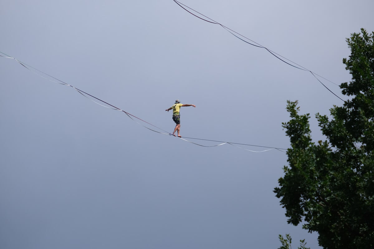 Slackliner spacerujący pomiędzy budynkami Urzędu Miasta Lublin i Lubelskiego Urzędu Wojewódzkiego