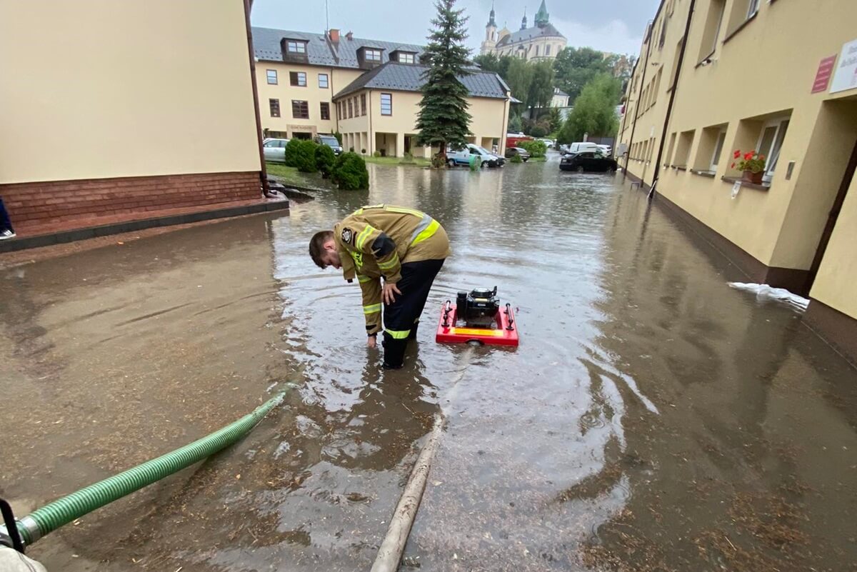 Plac lubelskiego Caritasu znalazł się pod wodą po czwartkowych opadach. Z pomocą ruszyli strażacy [ZDJĘCIA]