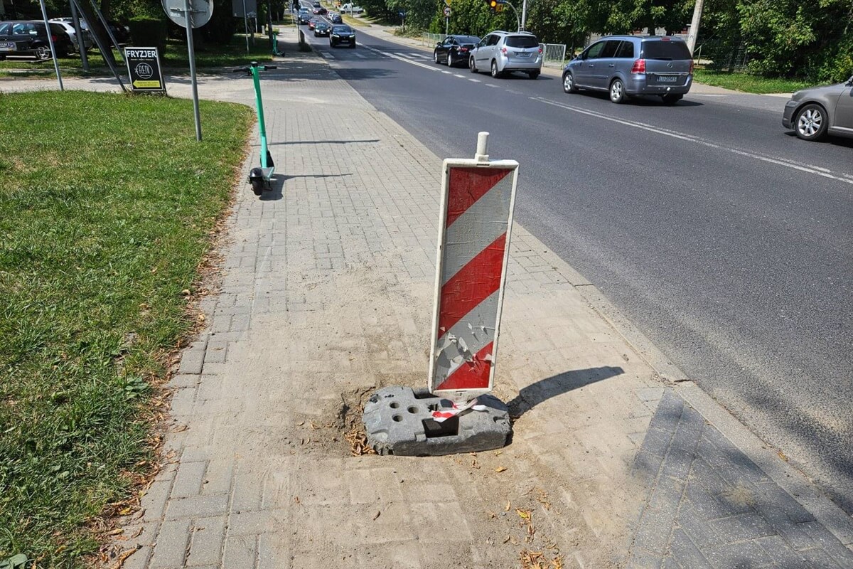 Zapadnięty chodnik na al. Warszawskiej