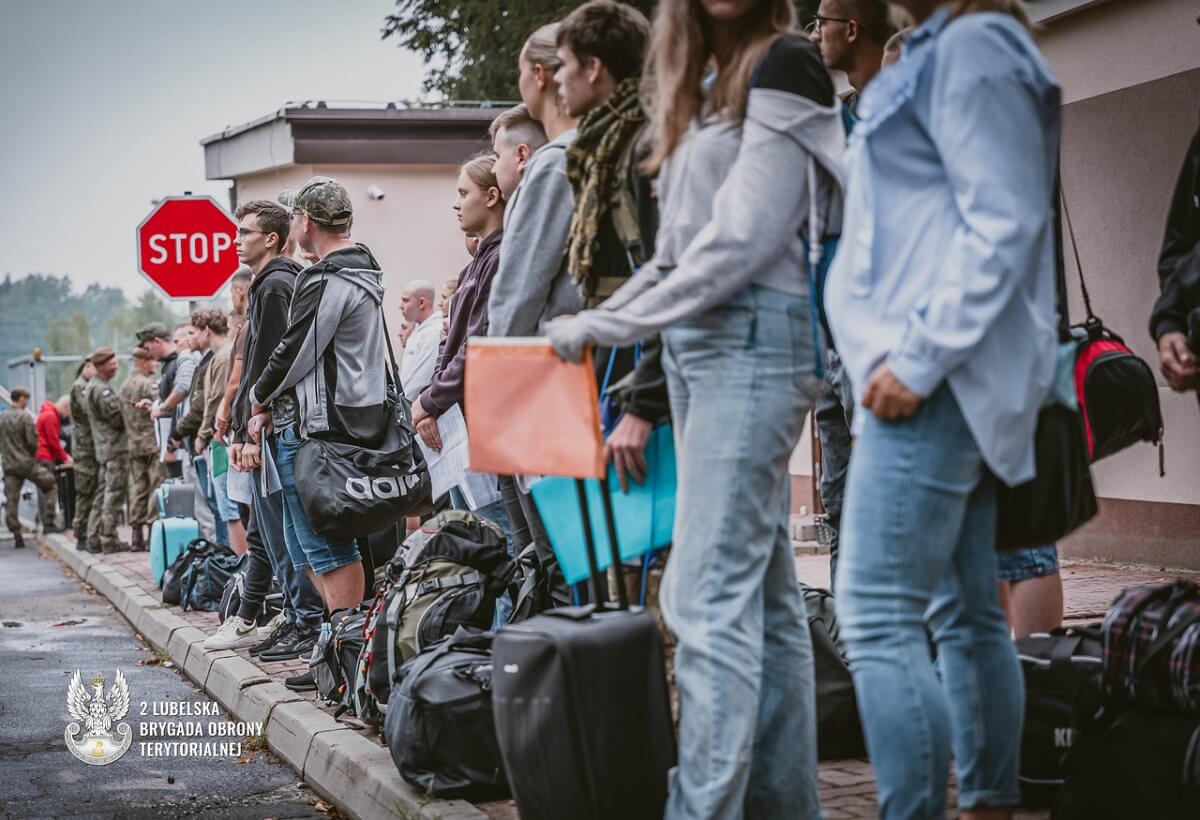 Kolejka przed jednostką wojskową