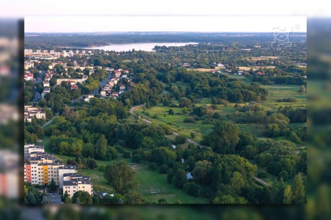 Widok z drona na dolinę rzeki Bystrzycy, na pierwszym planie osiedle Łąkowa