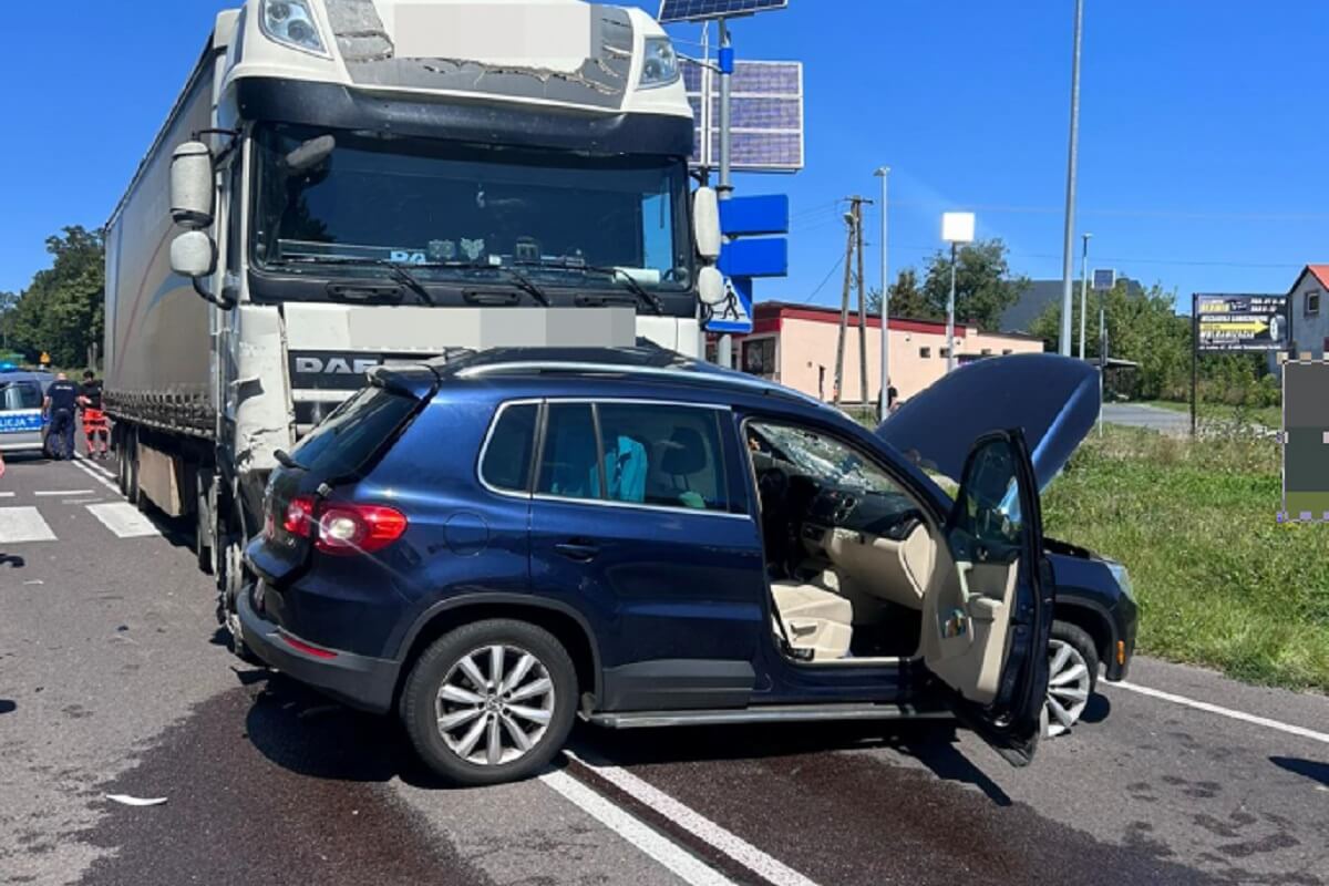 Tir uderzył w osobówkę