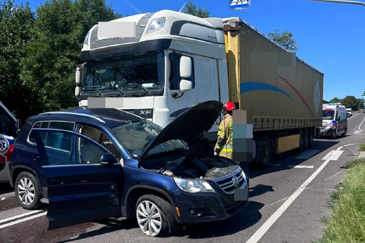 Tiguan wjechał pod pędzącego tira