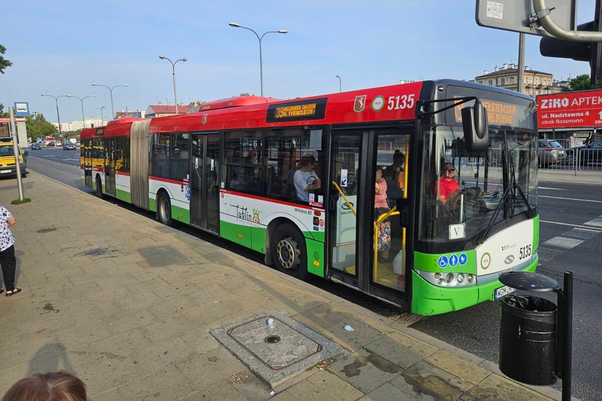 Autobus linii nr 39 na przystanku