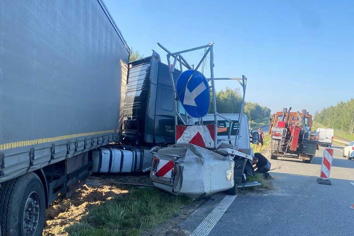 Ciężarówka wjechała w samochód służby drogowej na S19 koło Kraśnika