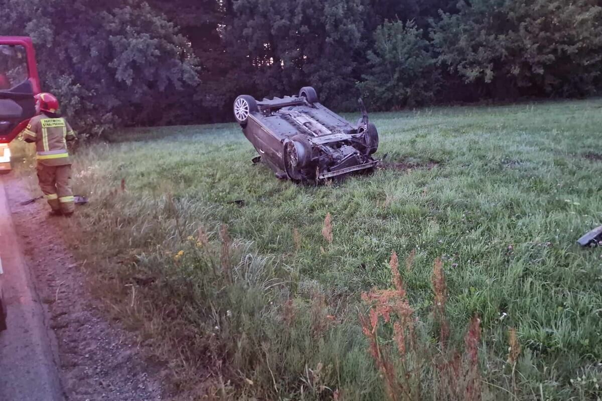 Dachowanie renaulta w Niedrzwicy Kościelnej