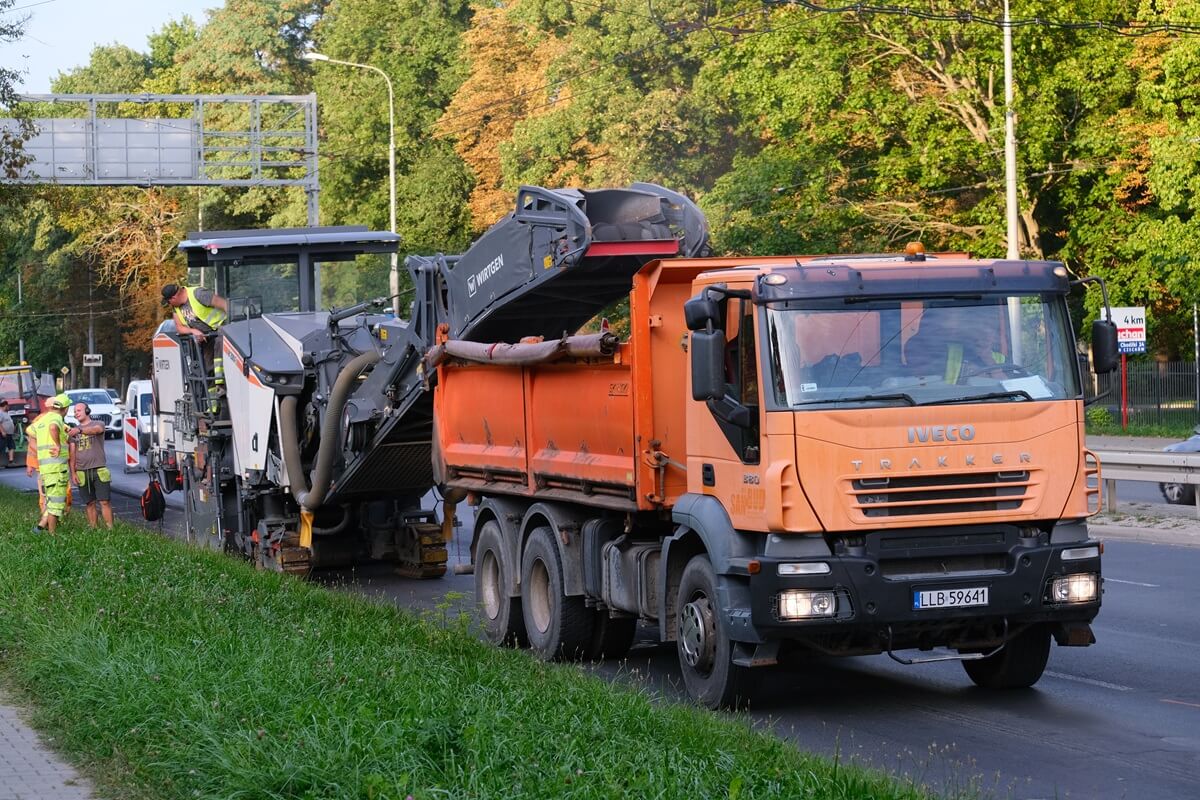 Frezowanie nawierzchni jezdni na al. Kraśnickiej