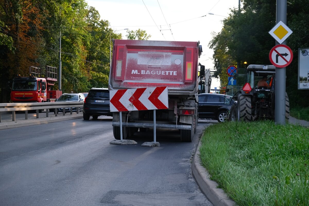 Frezowanie nawierzchni jezdni na al. Kraśnickiej