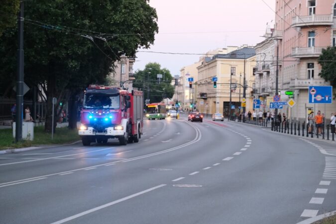 Jadący na interwencję wóz strażacki