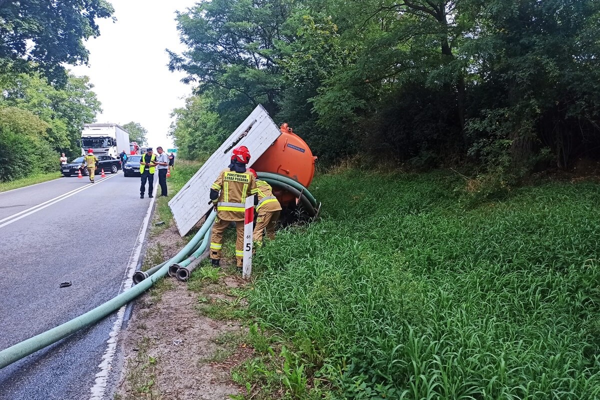 Wypadek w Józefowie nad Wisłą. Szambiarka zderzyła się z samochodem ciężarowym z HDS-em