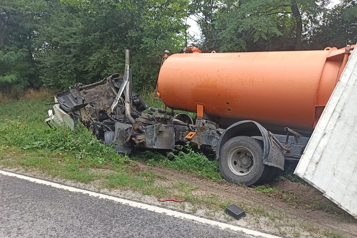 Wypadek w Józefowie nad Wisłą. Szambiarka zderzyła się z samochodem ciężarowym z HDS-em