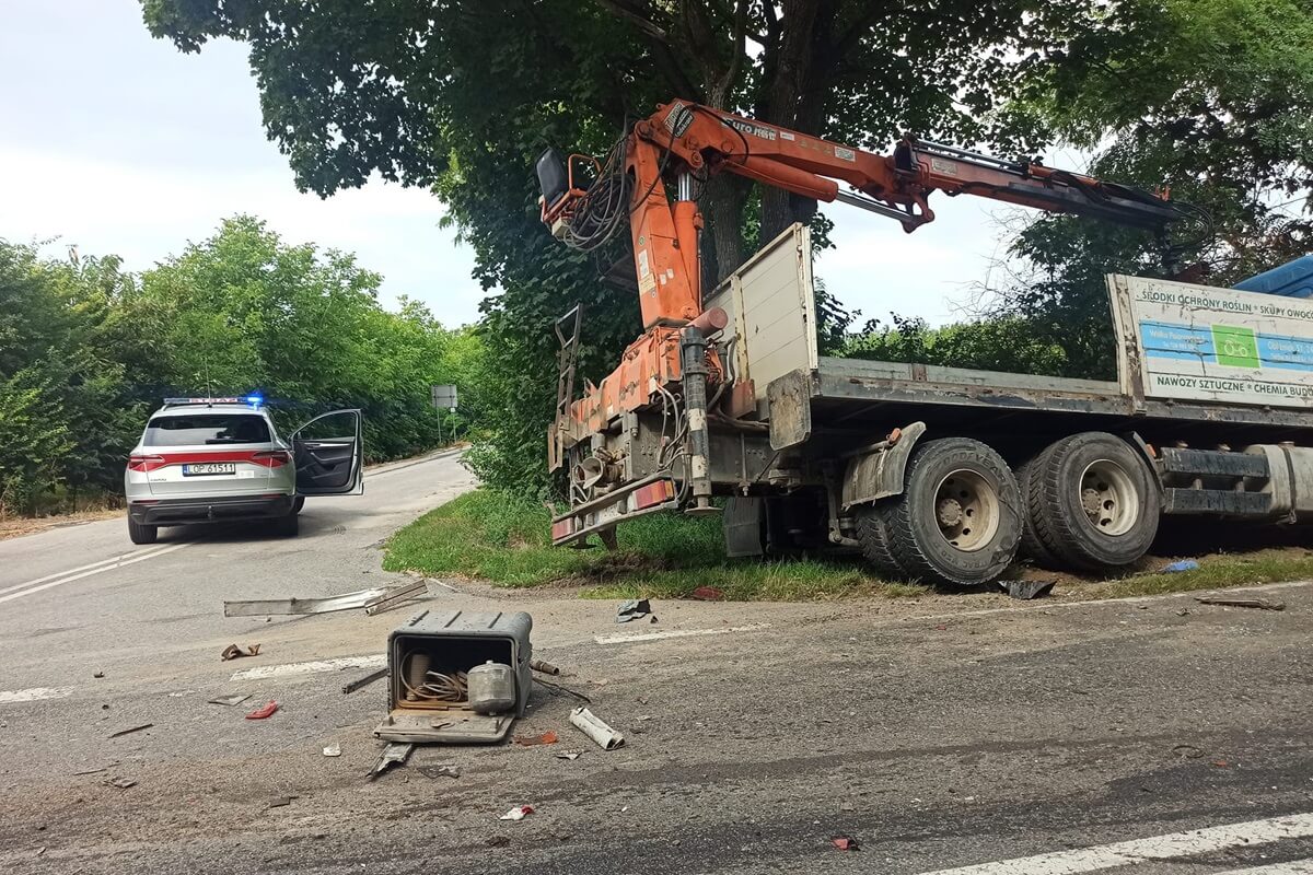 Wypadek w Józefowie nad Wisłą. Szambiarka zderzyła się z samochodem ciężarowym z HDS-em