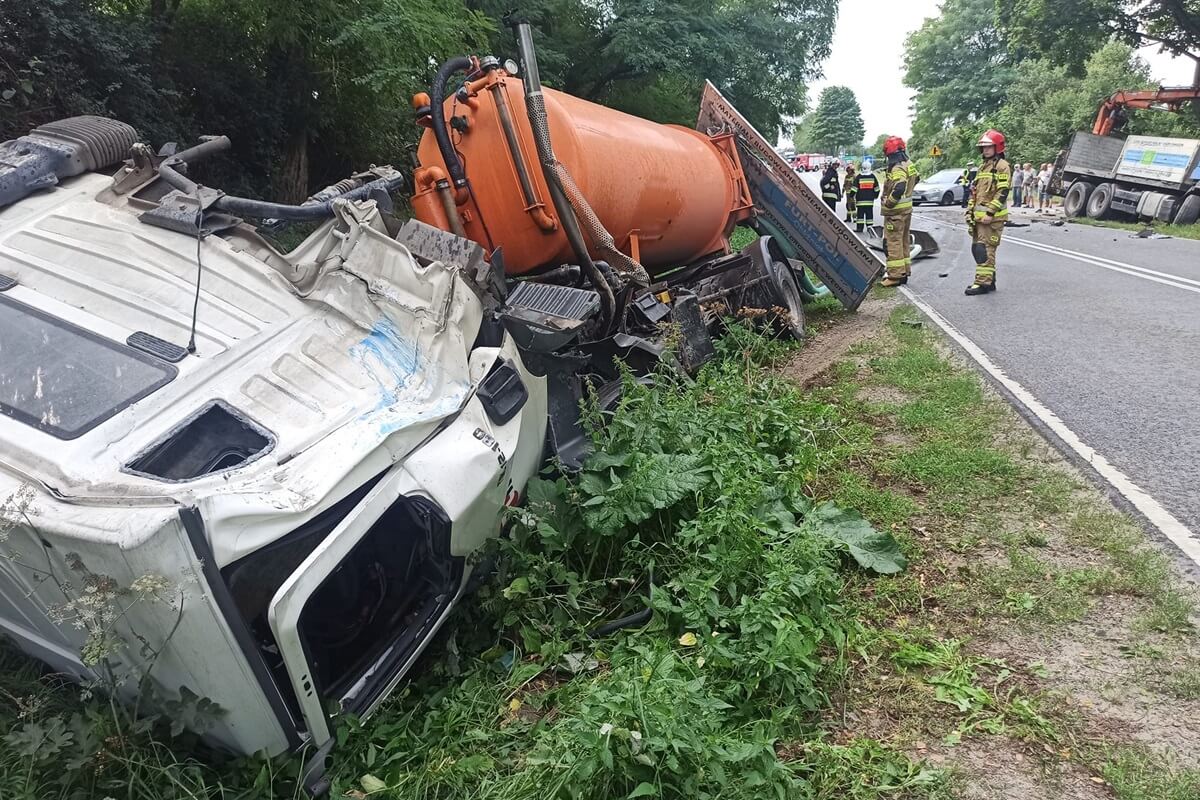 Wypadek w Józefowie nad Wisłą. Szambiarka zderzyła się z samochodem ciężarowym z HDS-em