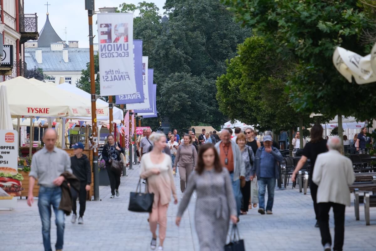 Ludzie idący deptakiem Krakowskiego Przedmieścia w Lublinie