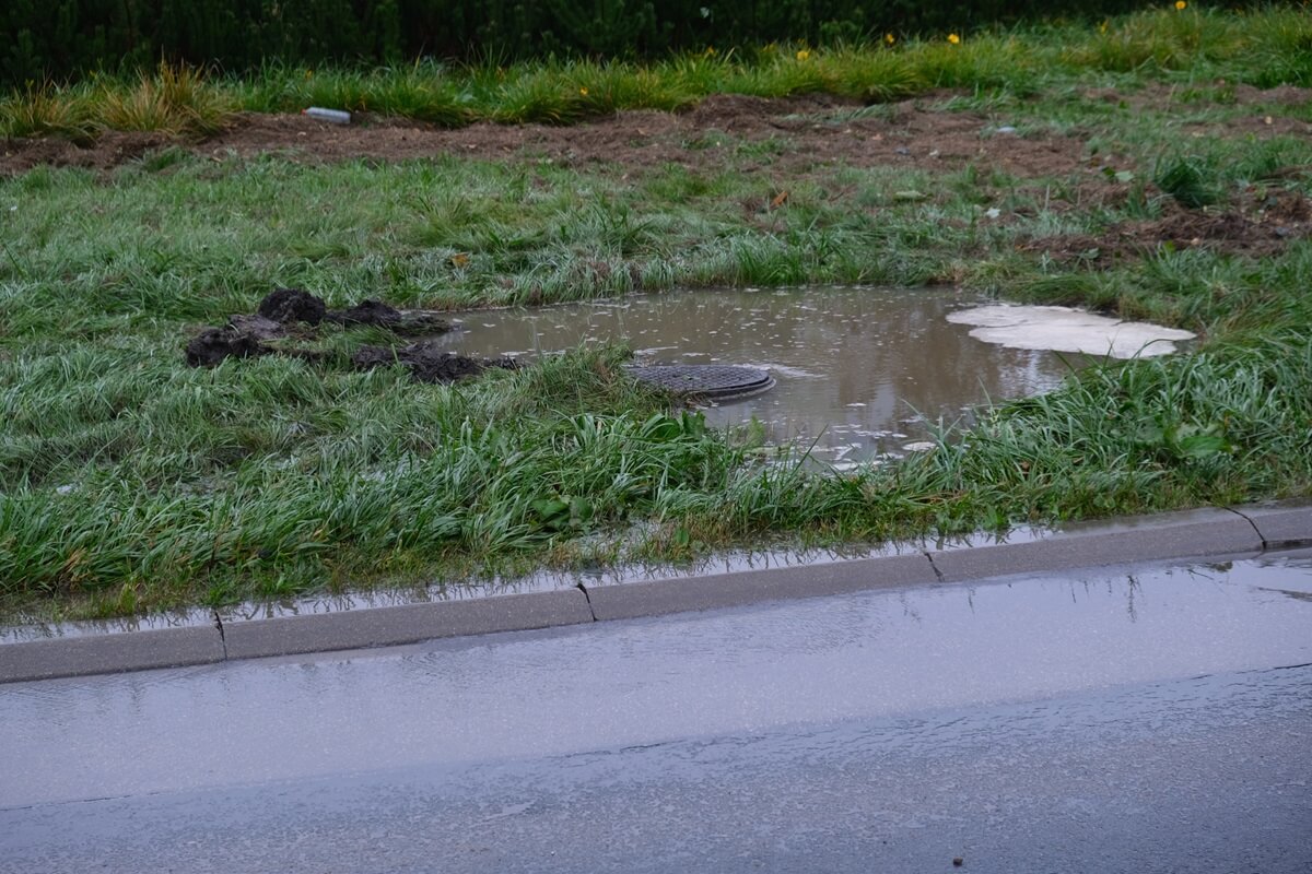 Miejsce na rondzie Berbeckiego, w którym zapadł się jeep