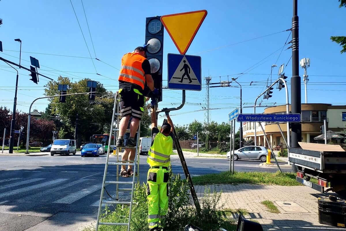 Montaż sekundnika na skrzyżowaniu ulic Kunickiego, Zemborzycka i Rejtana