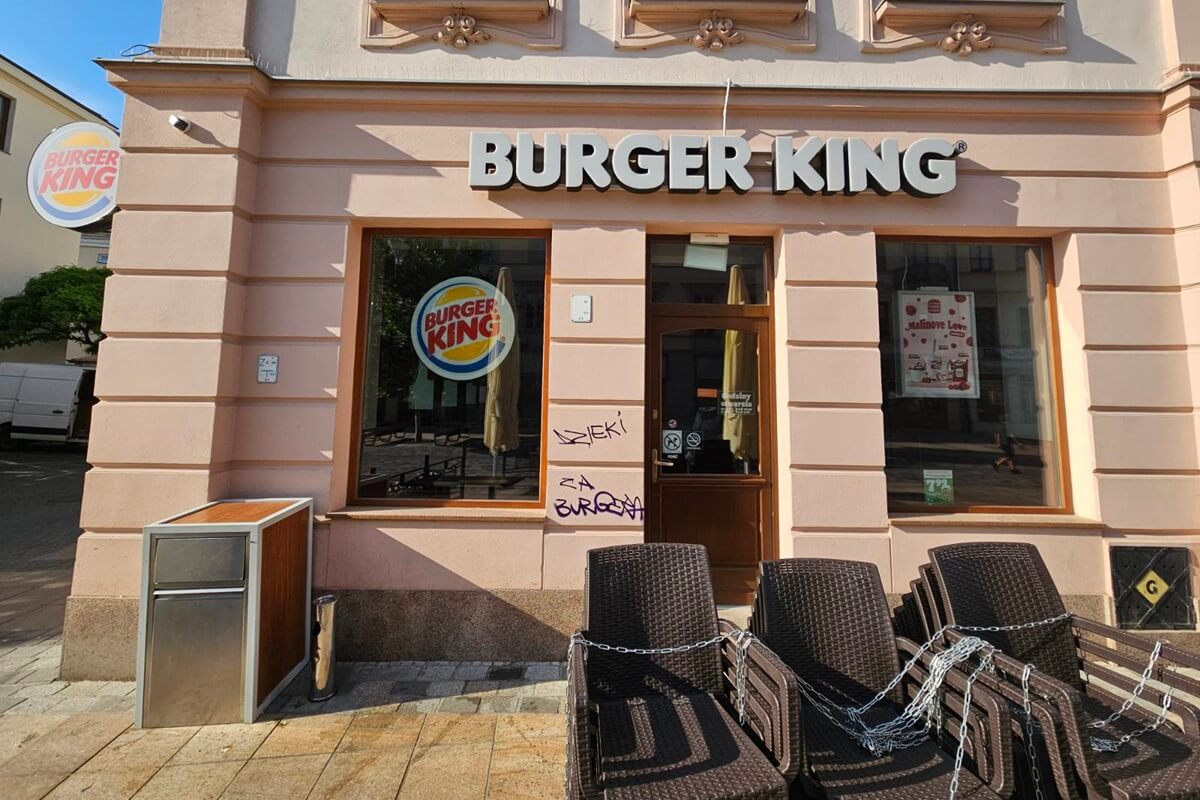 Napis „Dzięki za burgera” na elewacji restauracji Burger King przy deptaku