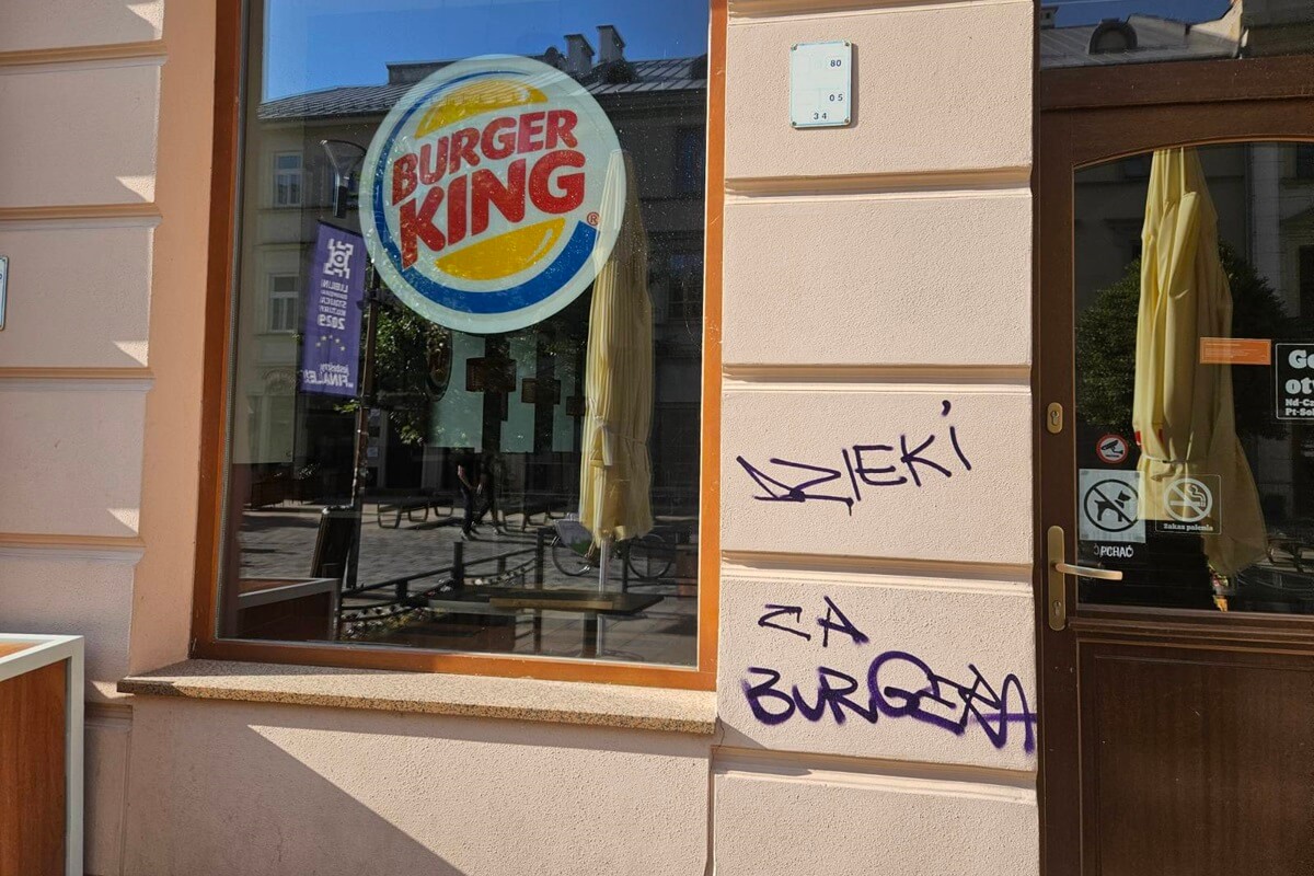 Napis „Dzięki za burgera” na elewacji restauracji Burger King przy deptaku