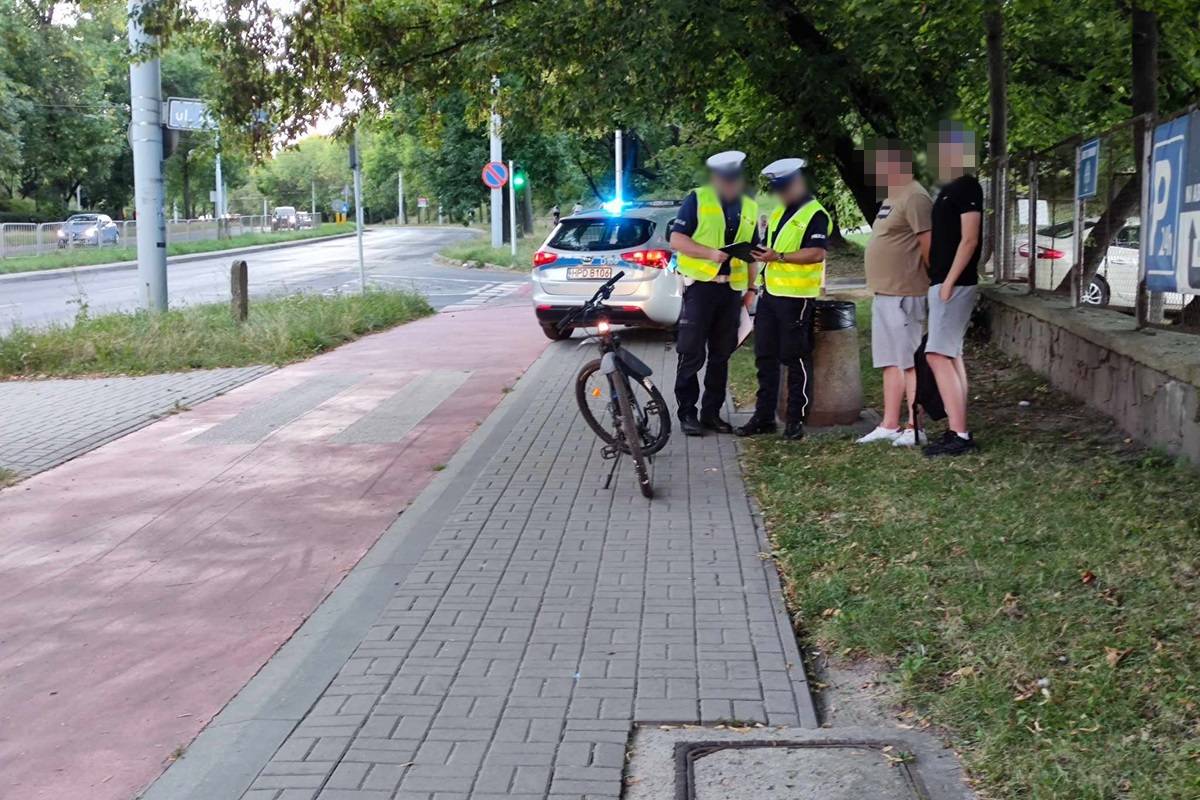 Pieszy potrącony przez rowerzystę na przejściu dla pieszych na ścieżce rowerowej na al. Andersa