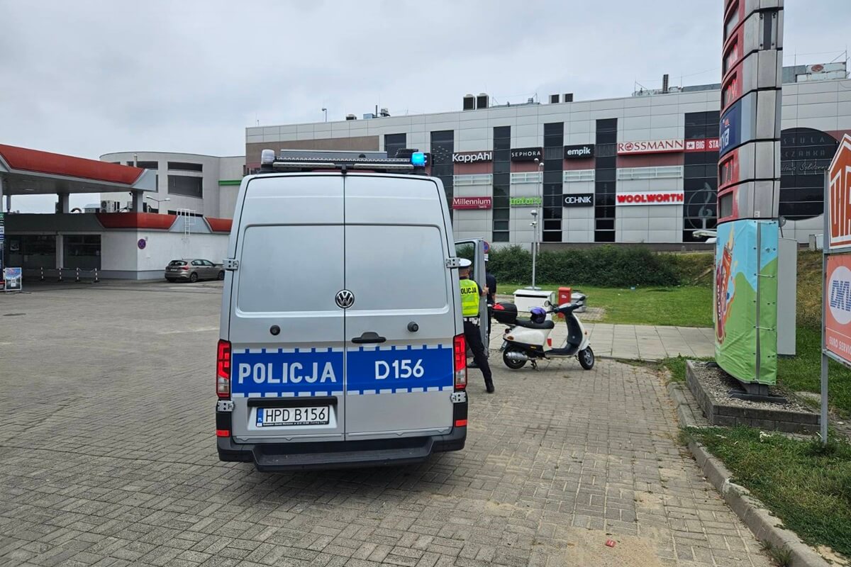 Policjanci interweniujący do zdarzenia drogowego z udziałem motocyklisty na al. Spółdzielczości Pracy