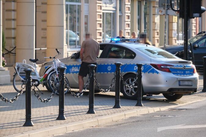 Policjanci ukarali rowerzystę za przejazd po przejściu dla pieszych