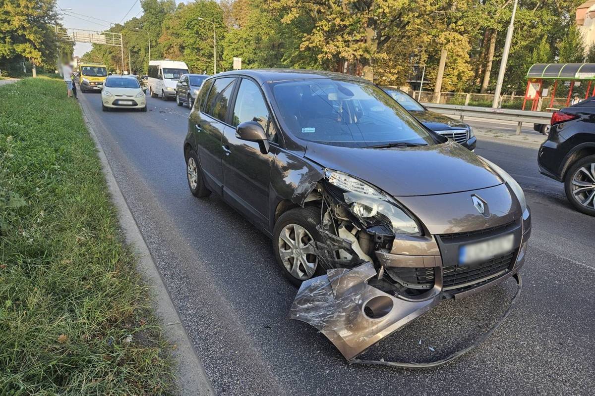 Renault zderzył się z fordem na al. Kraśnickiej w Lublinie