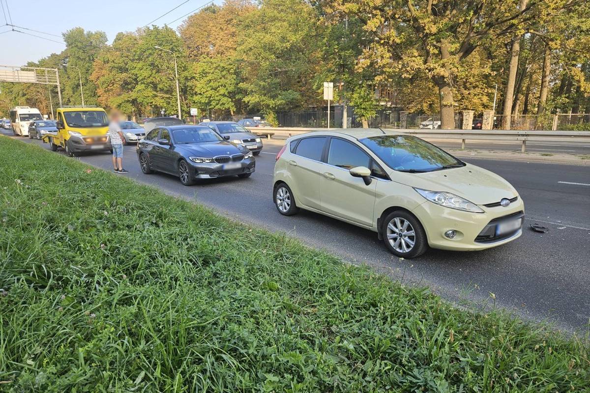 Uszkodzony ford, w którego tył uderzył renault