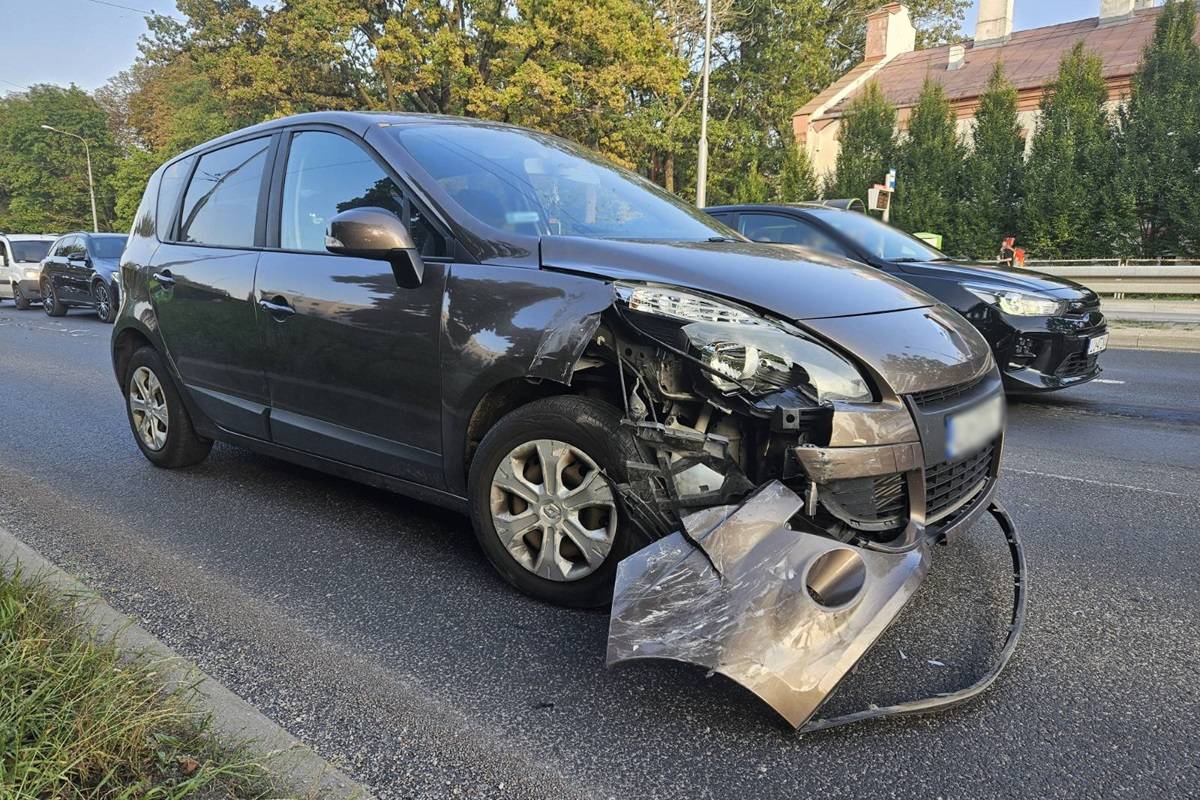 Uszkodzony renault po zderzeniu z fordem