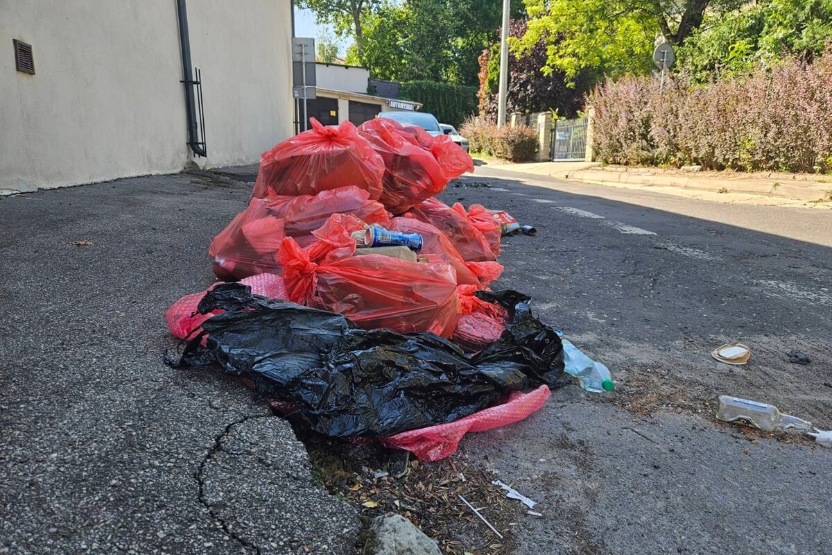 Worki z zebranymi śmieciami pozostawione na miejscu postojowym w Strefie Płatnego Parkowania w centrum Lublina