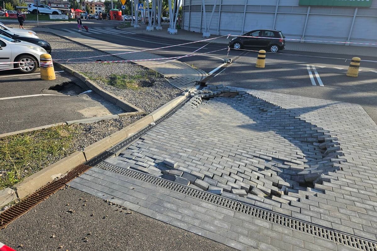 Zapadł się fragment parkingu przed Galerią Mozaika w Lublinie