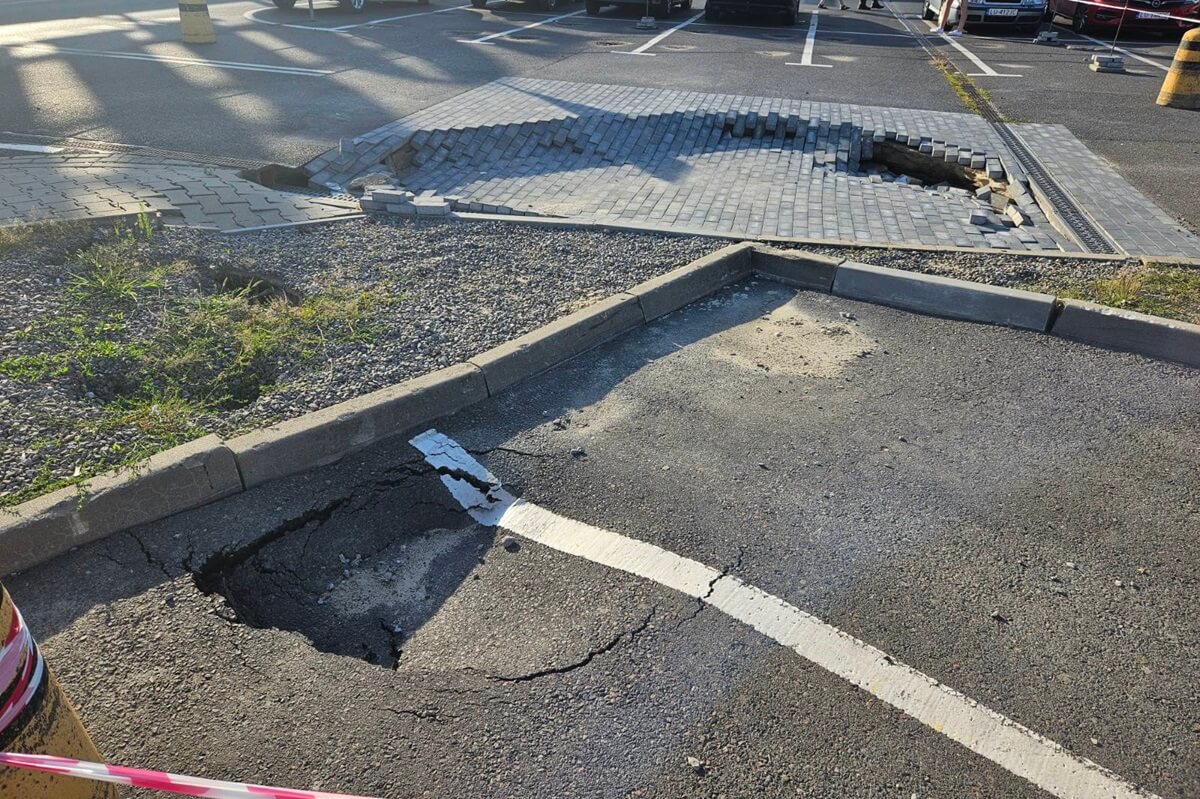 Zapadł się fragment parkingu przed Galerią Mozaika w Lublinie