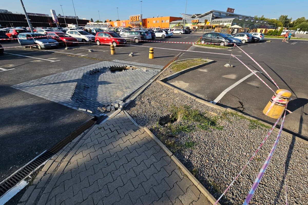 Zapadł się fragment parkingu przed Galerią Mozaika w Lublinie