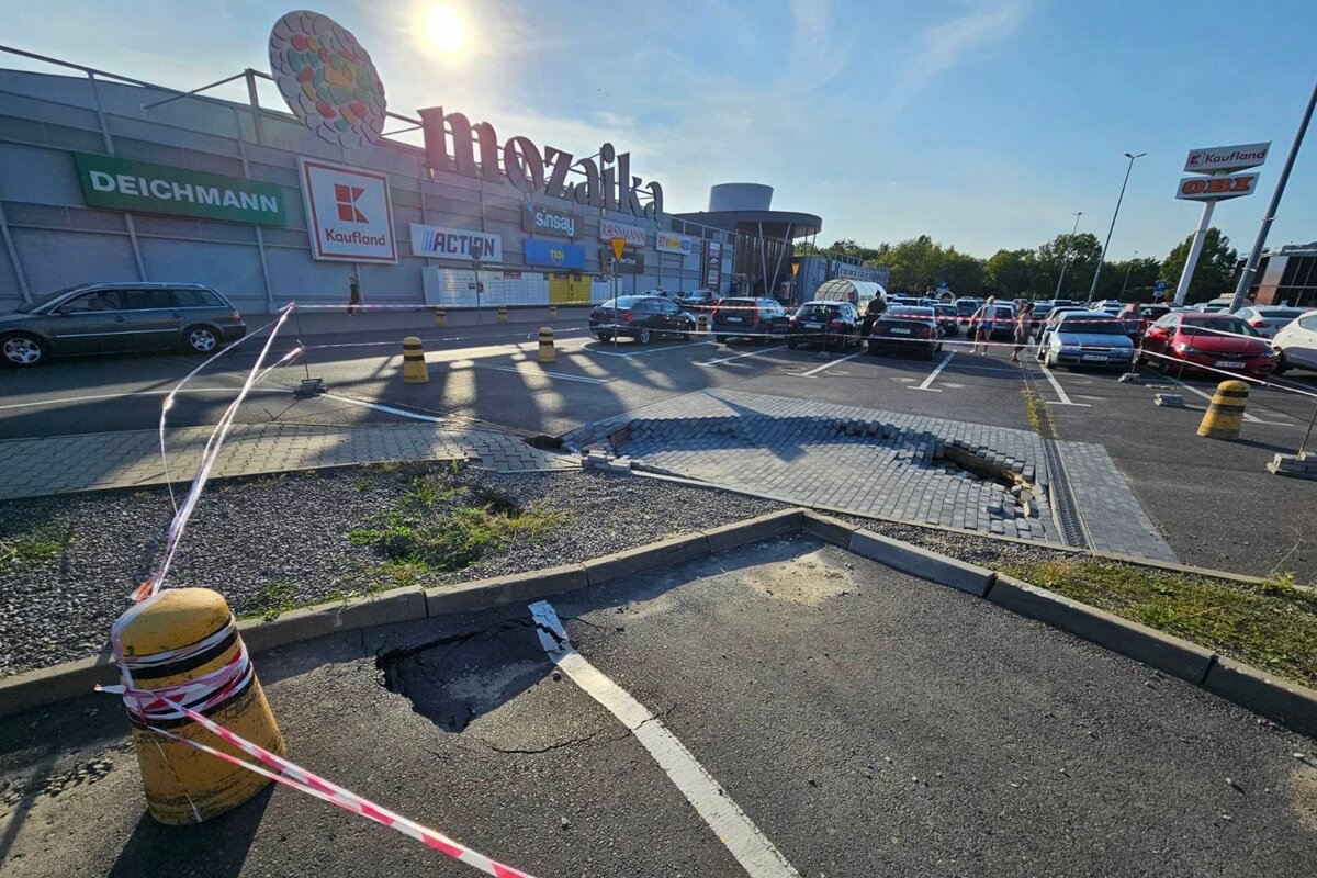 Zapadł się fragment parkingu przed Galerią Mozaika w Lublinie