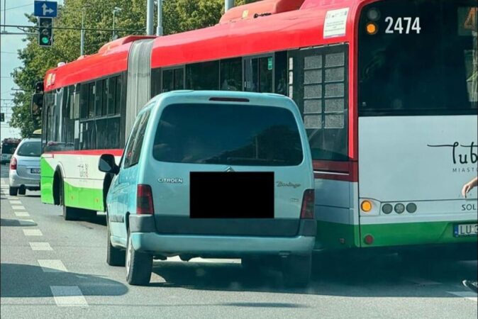 Zderzenie autobusu komunikacji miejskiej z citroenem na ul. Droga Męczenników Majdanka