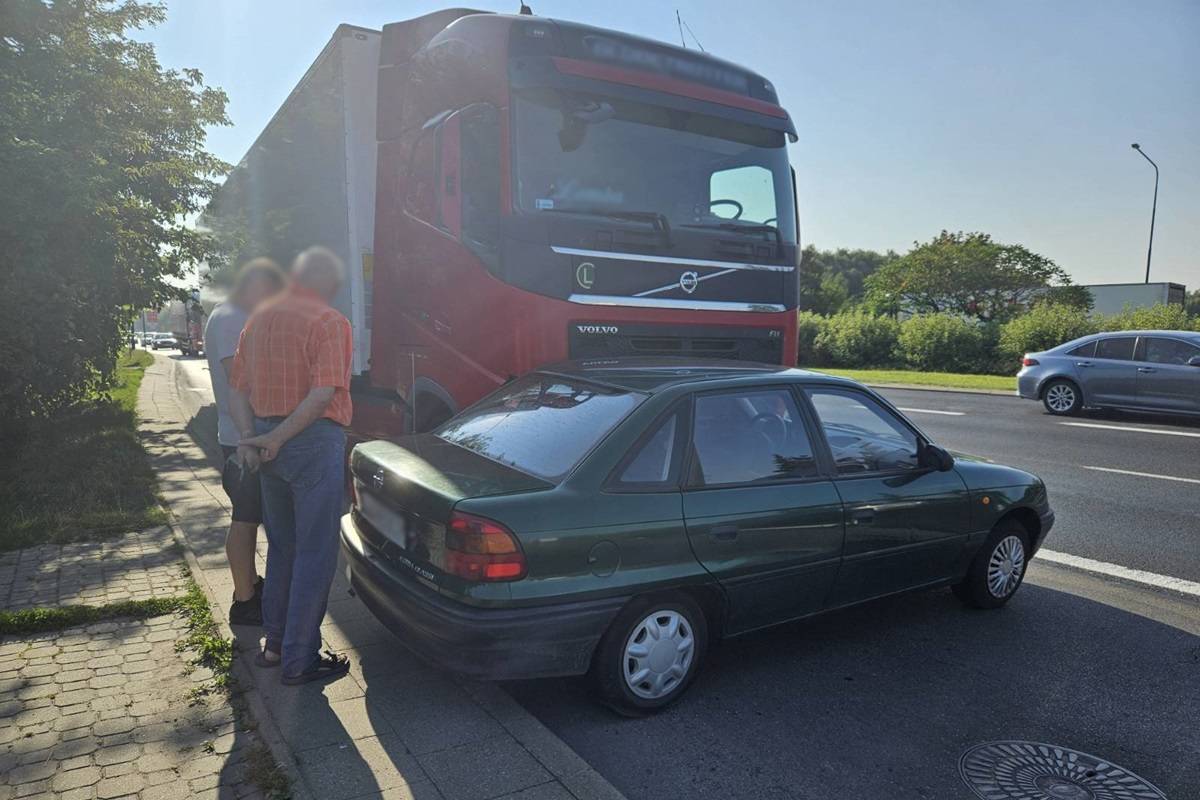 Zderzenie ciężarówki z oplem na al. Tysiąclecia