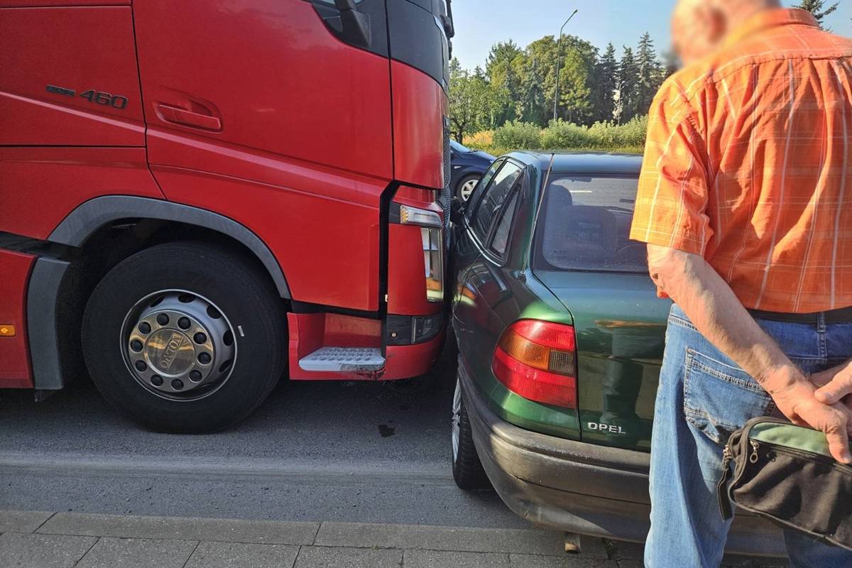 Zderzenie ciężarówki z oplem na al. Tysiąclecia