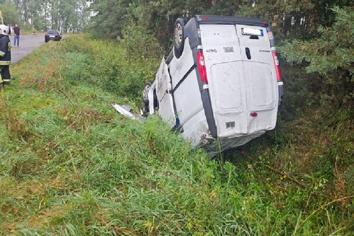 Bus wpadł do rowu i dachował